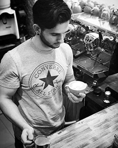 Carlos Núñez hijo, barista de Boconó, observando una taza de café recién preparada