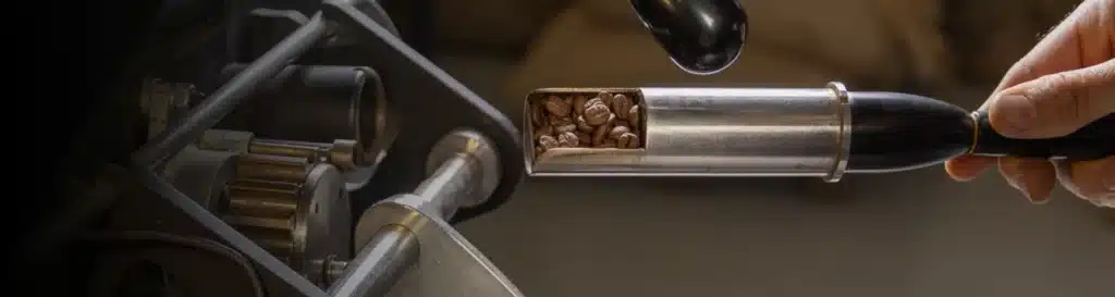 "Café de Etiopía siendo evaluado durante el proceso de tueste artesanal en Boconó Specialty Coffee
