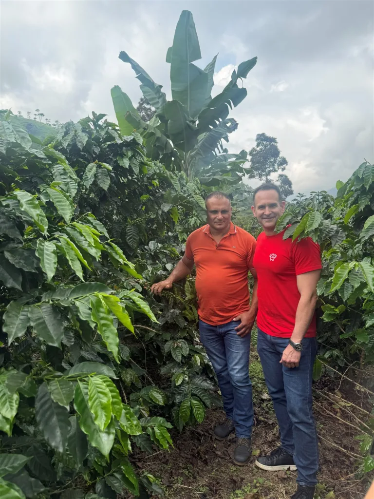 El caficultor Nixon y Carlos Núñez, de Boconó, entre cafetos y plataneras en su finca del municipio Zea (Mérida, Venezuela)
