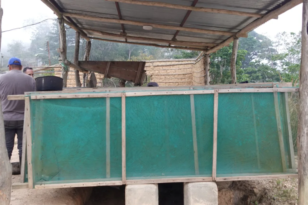 Beneficio de café de una finca de Duaca, en el estado Lara (Venezuela), con sus tanques bajo techo
