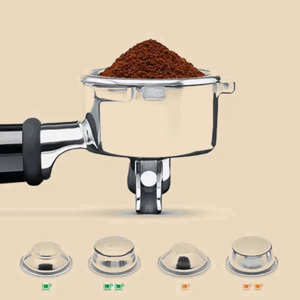 Portafiltros de 54 mm cargado con café molido, junto a las cuatro cestas de filtro que trae la máquina.