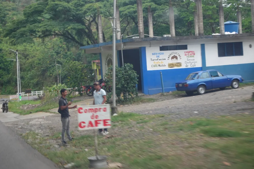La Torrefactora Doña Dulce, con sus carteles de compra de café verde, clasificación, torrefacción y venta de café molido, junto a la carretera en el estado Portuguesa (Venezuela)