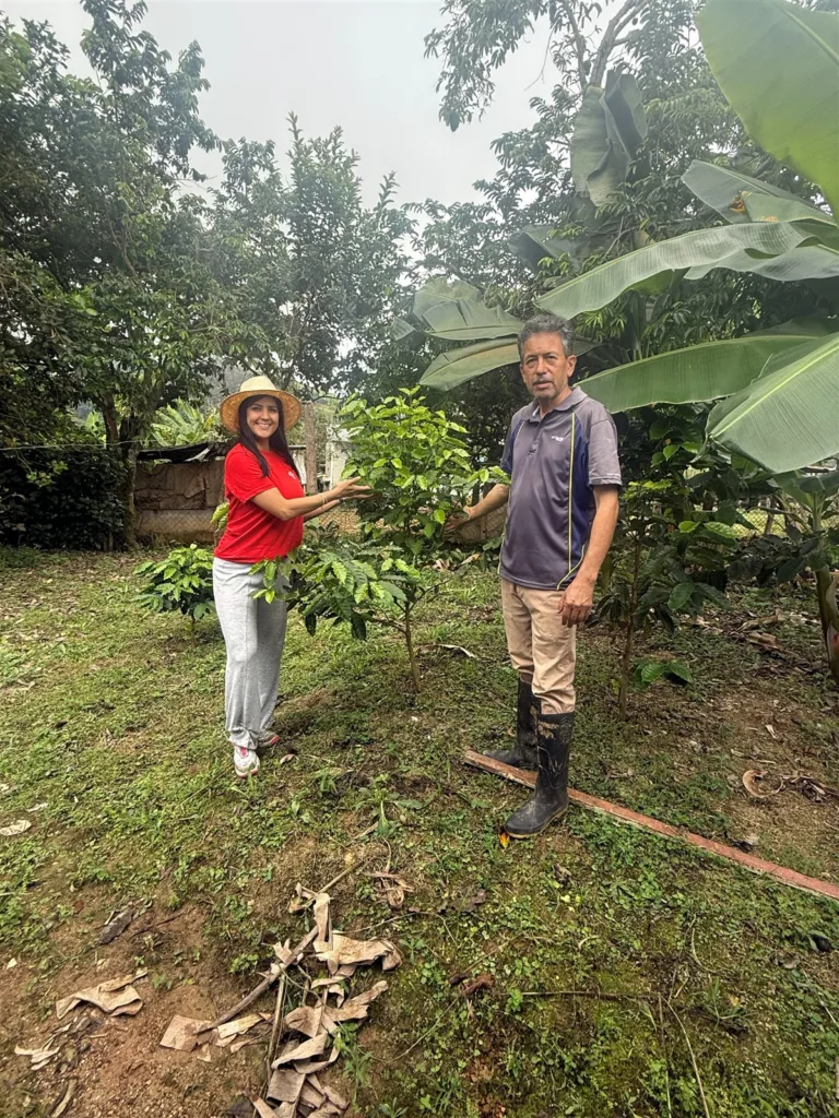 Fabiana Contreras, de Boconó, y el caficultor Carlos Julio Rondón junto a un cafeto en la finca La Mesa de Palmarito, en Zea (Mérida, Venezuela)