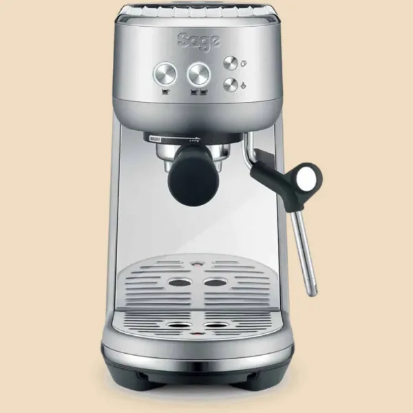 Máquina de espresso doméstica de acero inoxidable vista de frente, con el portafiltros puesto y el vaporizador a la derecha.