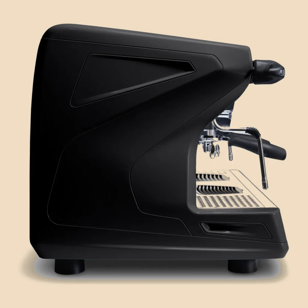 Lateral izquierdo de la Rancilio Classe 5 Crono de dos grupos, con la carcasa negra y la lanza de vapor