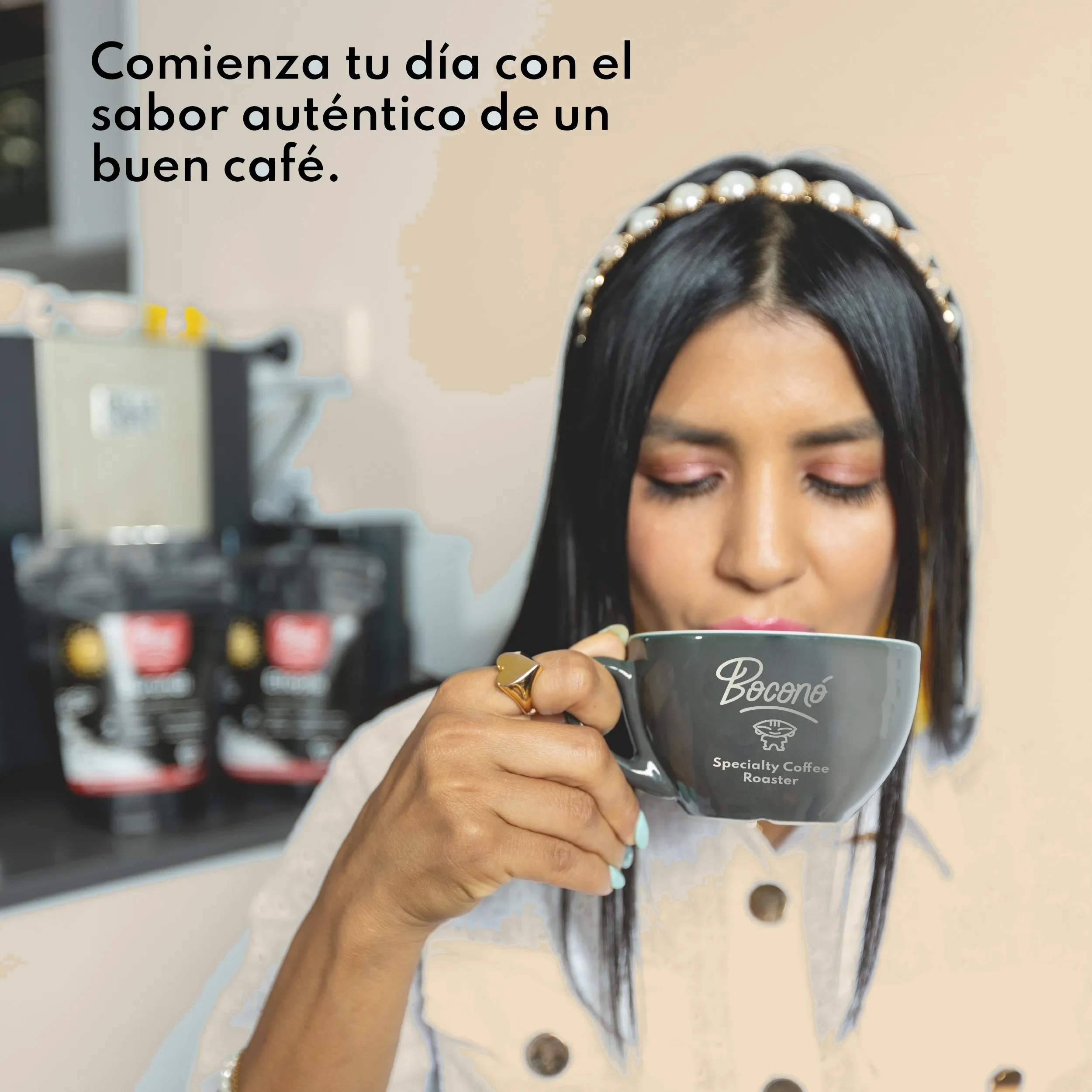 Una persona toma café de especialidad en una taza de Boconó delante de la máquina de espresso de la cafetería: así se disfruta un café como el Descafeinado de Colombia Swiss Water