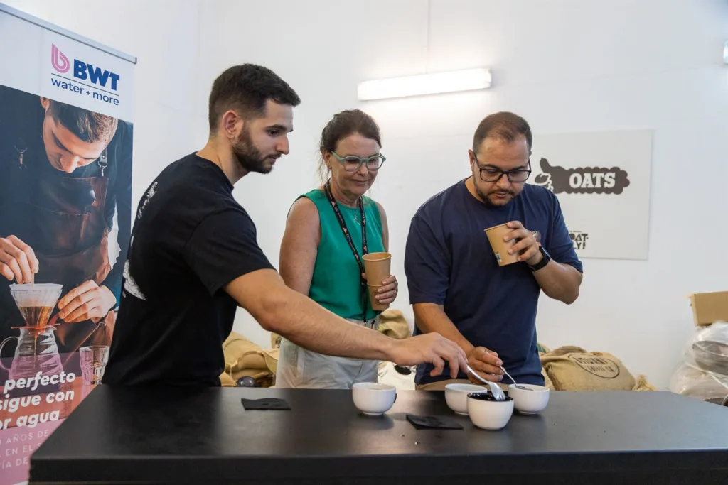 Los jueces alrededor de la mesa de cata con las tres tazas de la ronda