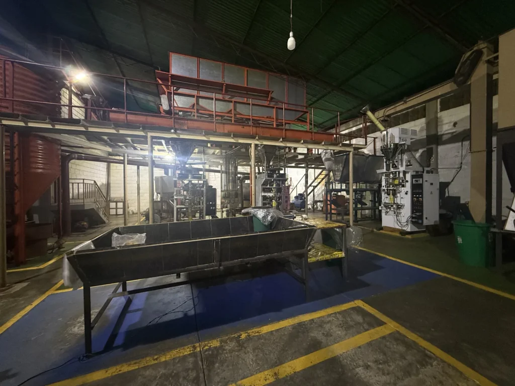 Nave industrial de beneficio y tueste de café con maquinaria y suelo señalizado, en Zea, estado Mérida