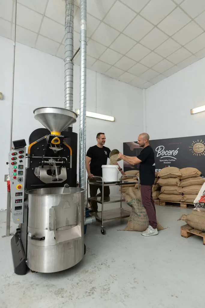 Carlos Núñez y Gastón Saldivia, los dos tostadores de Boconó, preparan el café verde junto a la tostadora del tostadero de Madrid, con los sacos de café detrás