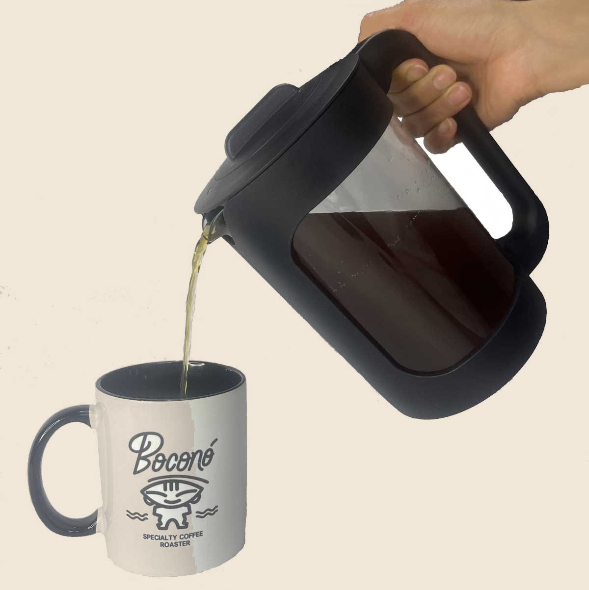 Jarra para preparar cold brew y taza de Boconó Specialty Coffee
