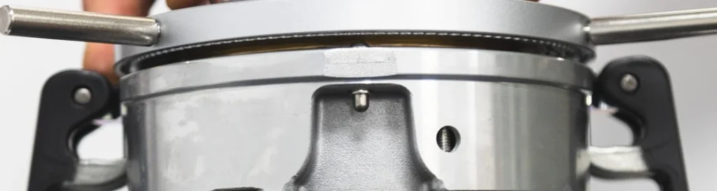Portamuelas de un molinillo de café profesional sacado de la cámara de molienda, como se hace para limpiarlo