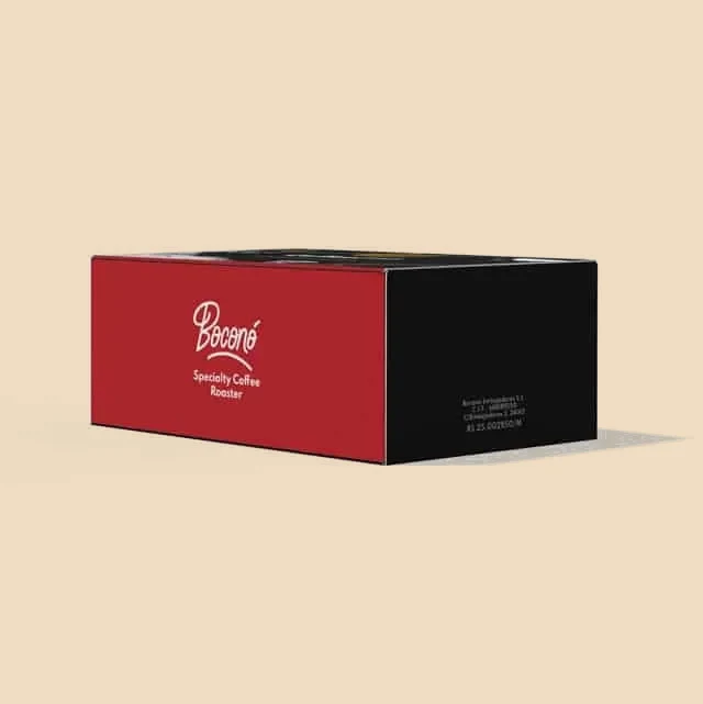 Caja de regalo de Boconó en rojo y negro, cerrada y vista de frente por su lado derecho.