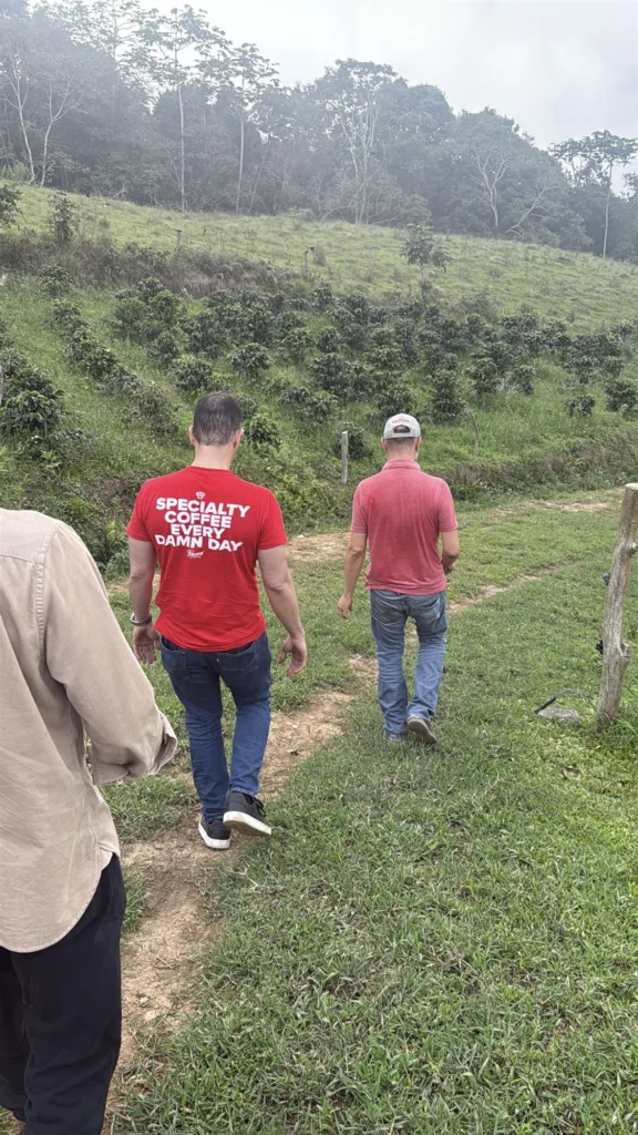 Carlos Núñez, de Boconó, recorriendo con otras dos personas los cafetales de la finca La Neblina, en Zea (Mérida, Venezuela)