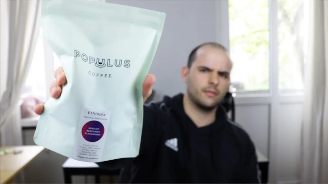 Daniel González muestra una bolsa de café de especialidad de Etiopía para explicar cómo leer su etiqueta