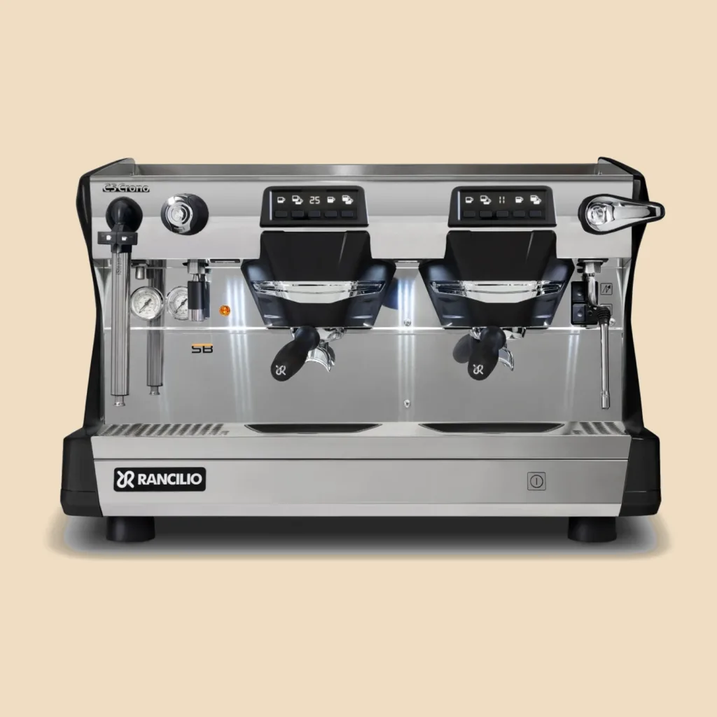 La Rancilio Classe 5 Crono de dos grupos en la versión iSteam, de frente, con la lanza de vapor automática a la izquierda