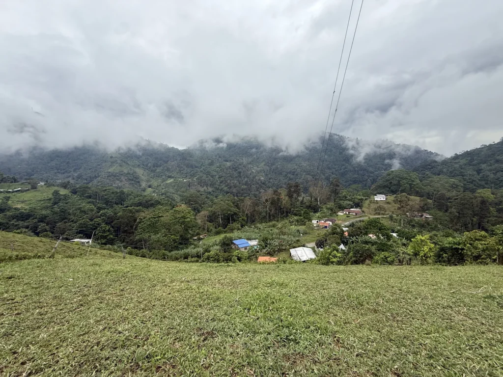Valle y montañas del municipio Zea, en el estado Mérida, Venezuela, con el caserío al fondo