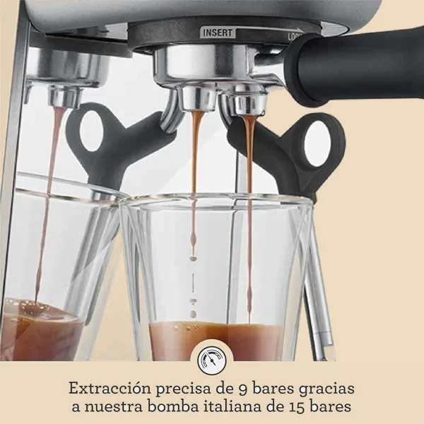 Dos chorros de espresso cayendo en una jarra de vidrio, con la explicación de la bomba de 15 bares.