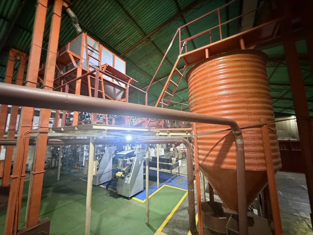 Tostadores industriales de tambor y silos naranjas en la planta de Café Occidente, en Zea, estado Mérida