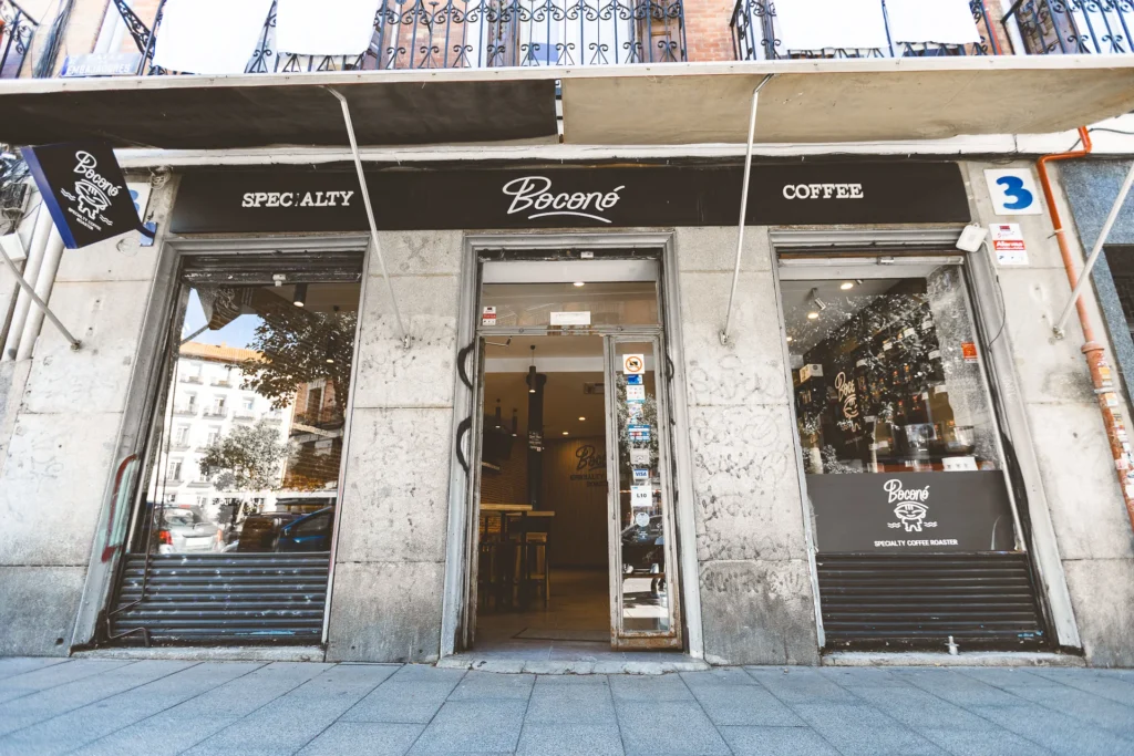 Fachada de la cafetería de Boconó Specialty Coffee en la calle Embajadores 3, en Lavapiés (Madrid), abierta de 2016 a 2026