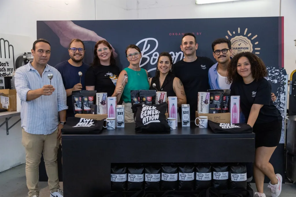 Mesa con los premios: cafés de Boconó, AeroPress Clear, botellas y producto de los patrocinadores