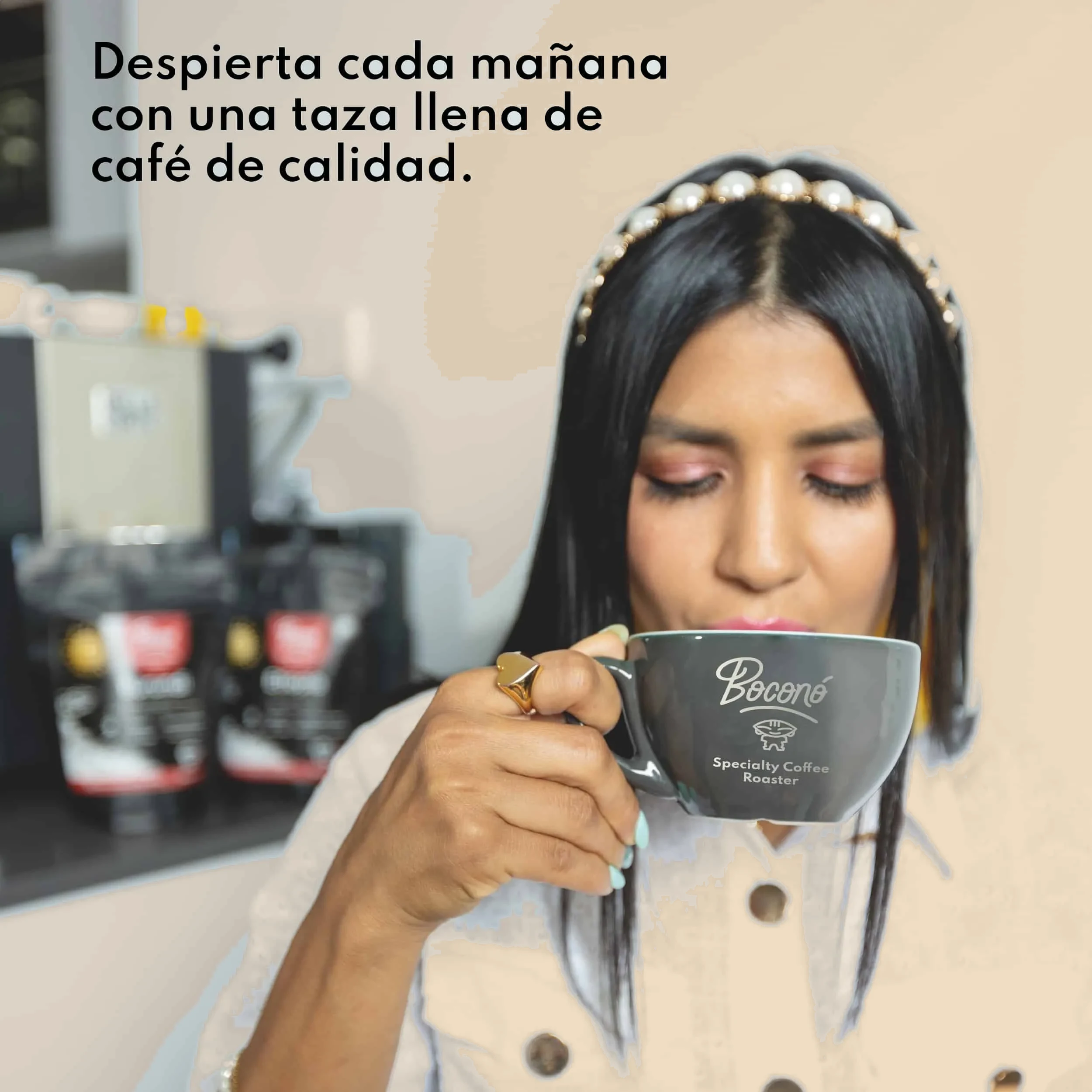 Una persona toma café de especialidad en una taza de Boconó, apoyada en la barra de la cafetería: así se disfruta un café como el Café de Colombia Caturra lavado