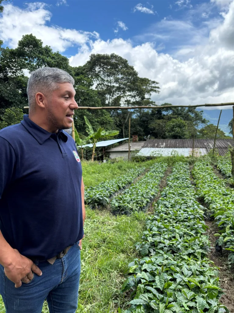 Luis La Cruz junto a las hileras de plantones de café del vivero de la Hacienda Los Luises, en Guayabital, Biscucuy (Portuguesa, Venezuela)